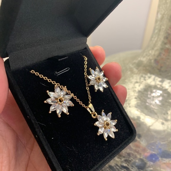 Beautiful 18k gold filled flower crystals set NIB - Picture 4 of 5